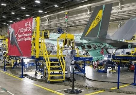 走進f 35生產(chǎn)線 感受的高科技和超級工廠 組裝戰(zhàn)機排長龍